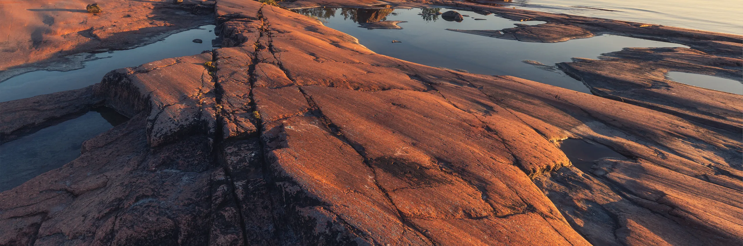 Röda berg vid havet